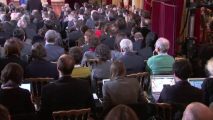 Hollande: gages aux entreprises, temporise sur son couple