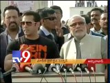 Salman Khan flies kites with Narendra Modi in Ahmedabad