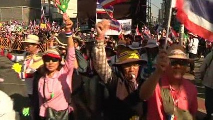 Thai standoff grips capital, gov't sticks to election date