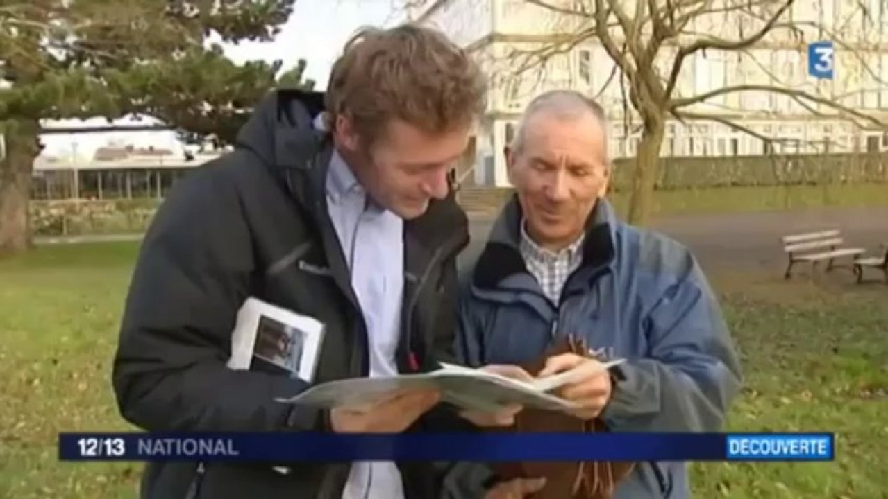 Baignade avec un ours polaire dans l'océan Arctique