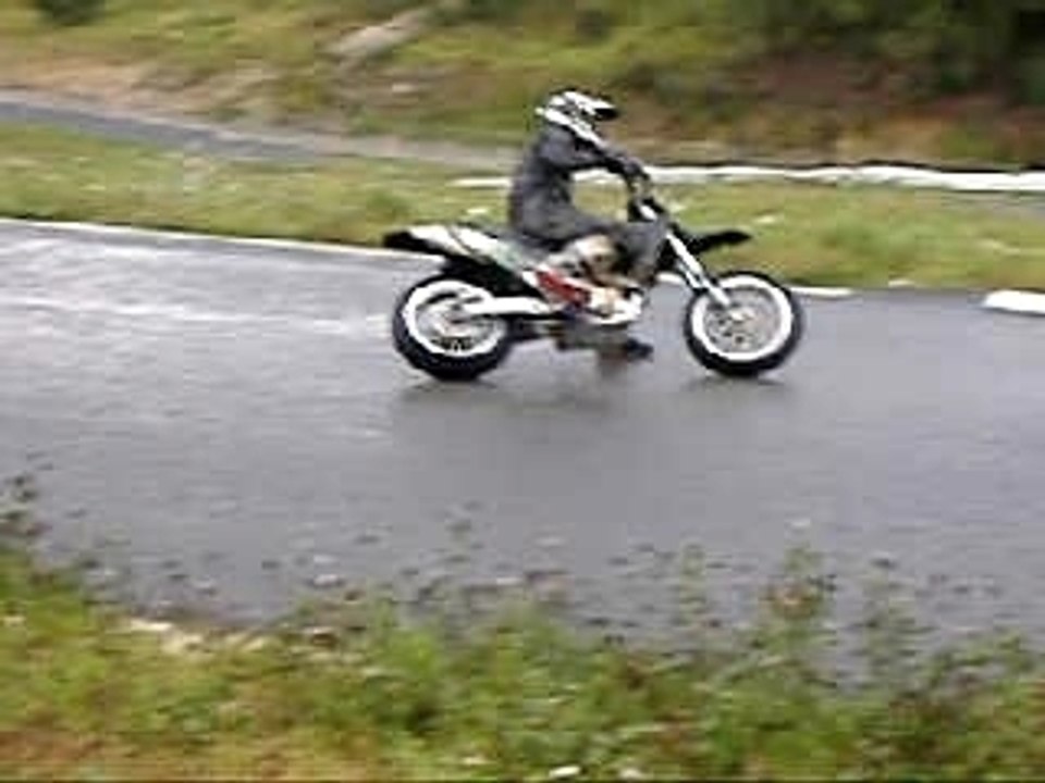 Eddy Petard travers sous la pluie