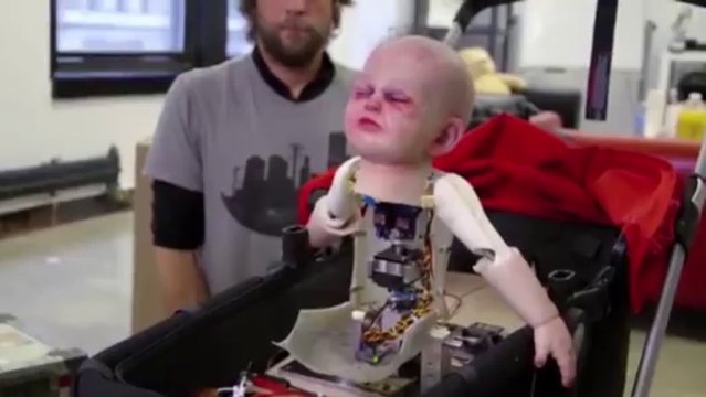 Un bébé diabolique sème la panique dans les rues de New York