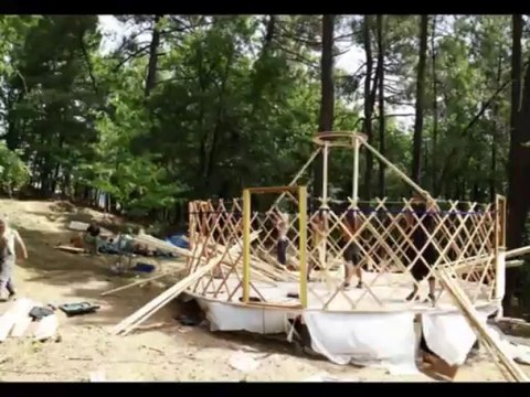 Yourtes et toiles > montage d'une yourtes en timelapse