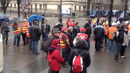 Opposés à la fermeture de leur mine