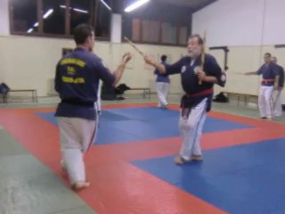 Simple sinawali avec bâtons et positions directionnelles par Jean-Paul BINDEL, Hanshi