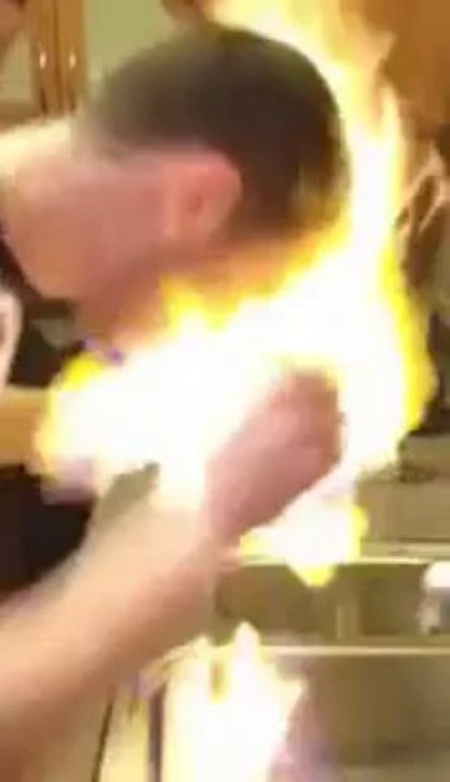 Mettre le feu à son visage avec un shooter enflammé