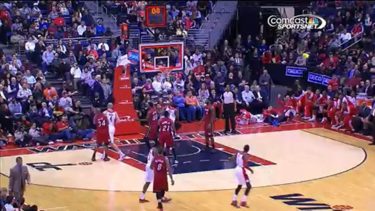 John Wall 雖然投失了，可是隊友 Trevor Brooker 完全前補籃成功 !!  助球隊在第一節以43-18領先熱火!