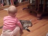 kedinin kuyruğunu ısıran bebek