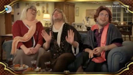 Beyaz ve 3 Adam Anne Kılığında