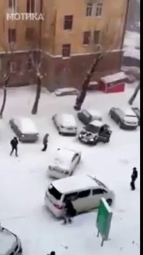 МОТИКА: Во меѓувреме во Русија: Масовно лизгање со коли на надолница