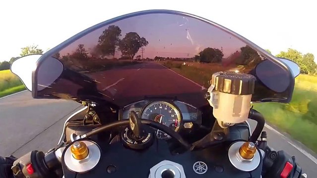 Une moto évite une voiture de peu