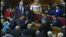 Des députés ukrainiens jettent du sarrasin dans l'hémicycle