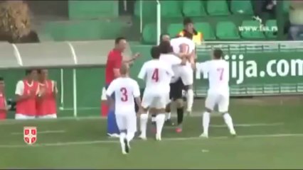 Combinaison foot: Incroyable corner serbe. Et but !