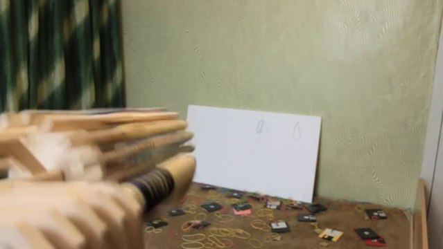 Mitraillette automatique faite en bois! Enorme...