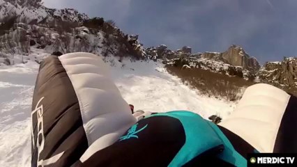 Vol spectaculaire en wingsuit