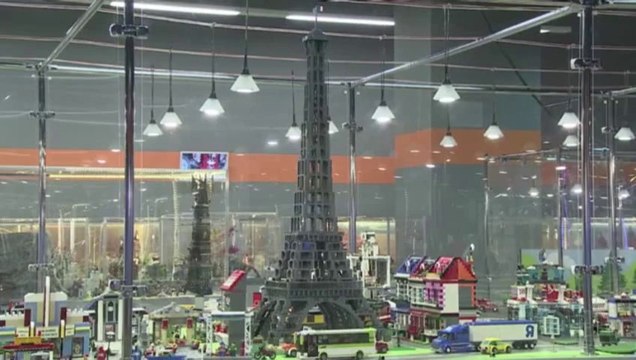 Famous Landmarks Made of Lego: Tower Bridge, Effeil Tower, Sydney Opera..