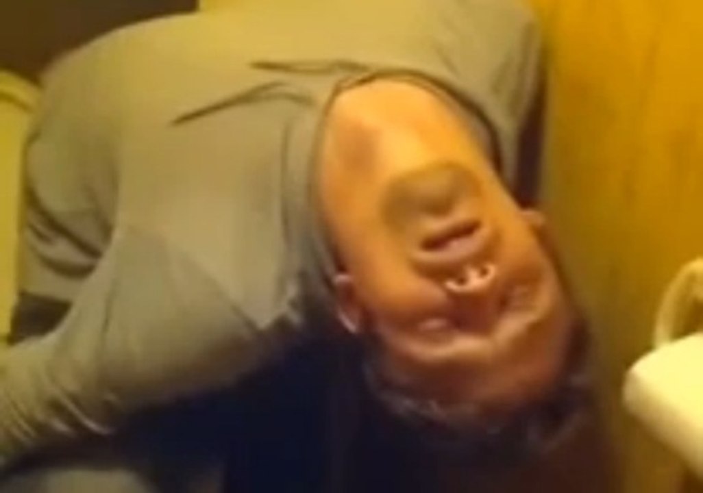 Ivre, il dort aux toilettes... Gros Flag!!