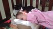 Une maman chat nettoie un bébé pendant sa sieste??? TROP MIGNON!!
