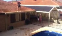 Un backflip de fou du toit dans la Piscine !!