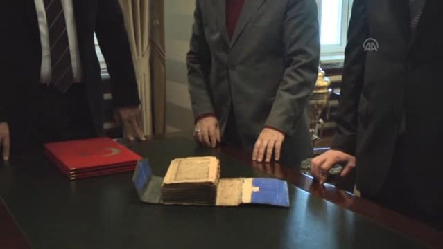 El yazması altın işlemeli Kur'an-ı Kerim'i camiye bağışladı -