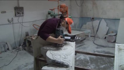 Karı-koca, mermere şekil veriyor -