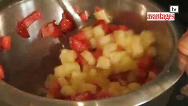 Recette vidéo : Jus de tomates, fraises et ananas