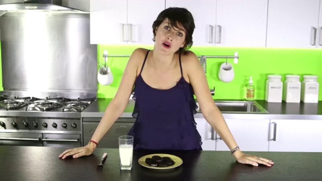 Vie Pratique : Tremper élégamment un gâteau dans le lait