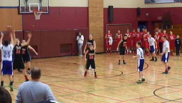 Il donne la victoire à son équipe sur un shoot au buzzer tout terrain