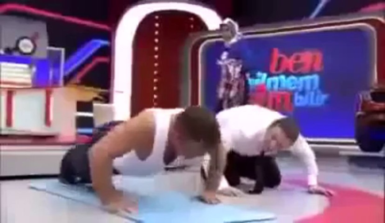 Yarışmacı Şınav Çekme Oyunu Öncesi Fena Gaza Geldi Komik Videolar ComedyTurko komik
