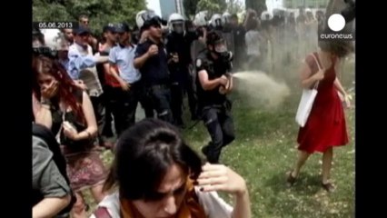 Kırmızılı kadına biber gazı sıkan polise dava açıldı