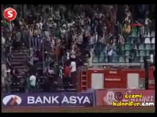 Taraftarın Ateşini Söndüren İtfaiye Ekibi