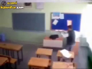 Sınıfta Counter Strike Oynayan Gençler