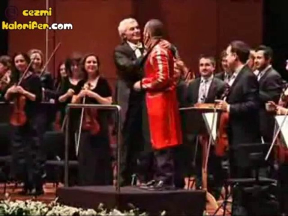 Cem Yılmaz Borusan Filarmoniyi Yönetirse