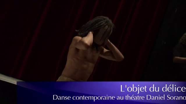 L'objet du délice est à Vincennes avec le COLLECTIF ZONE LIBRE un homme dénudé danse sur scène au théâtre Daniel Sorano