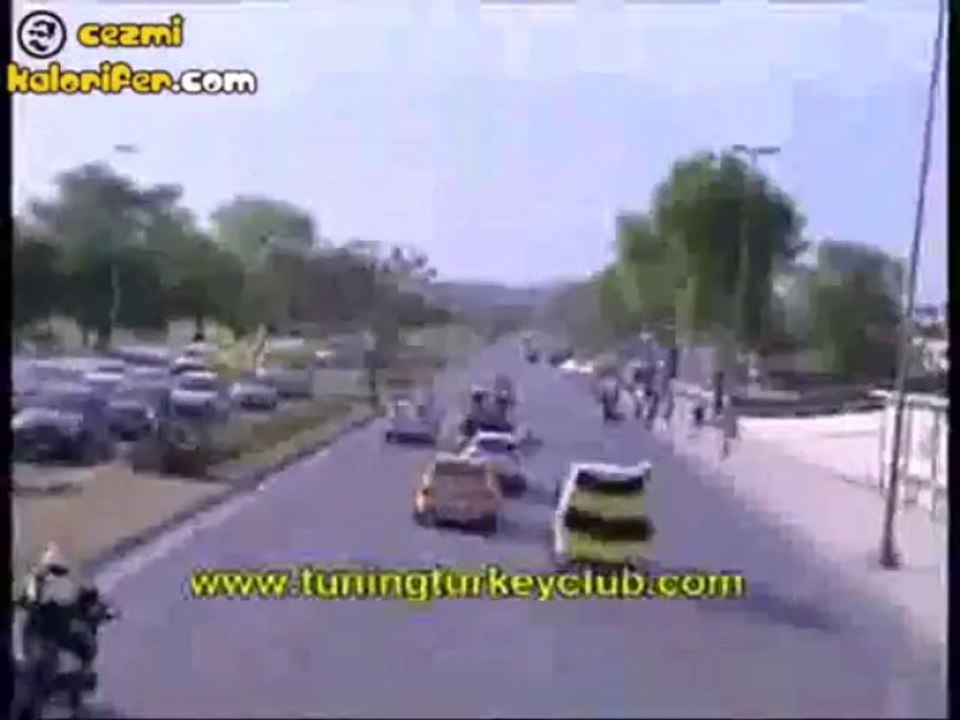Polisin Önünde S2000 Yanlamak