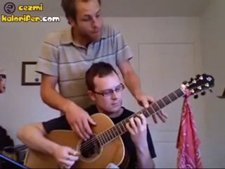 4 Elle Gitar Çalmak