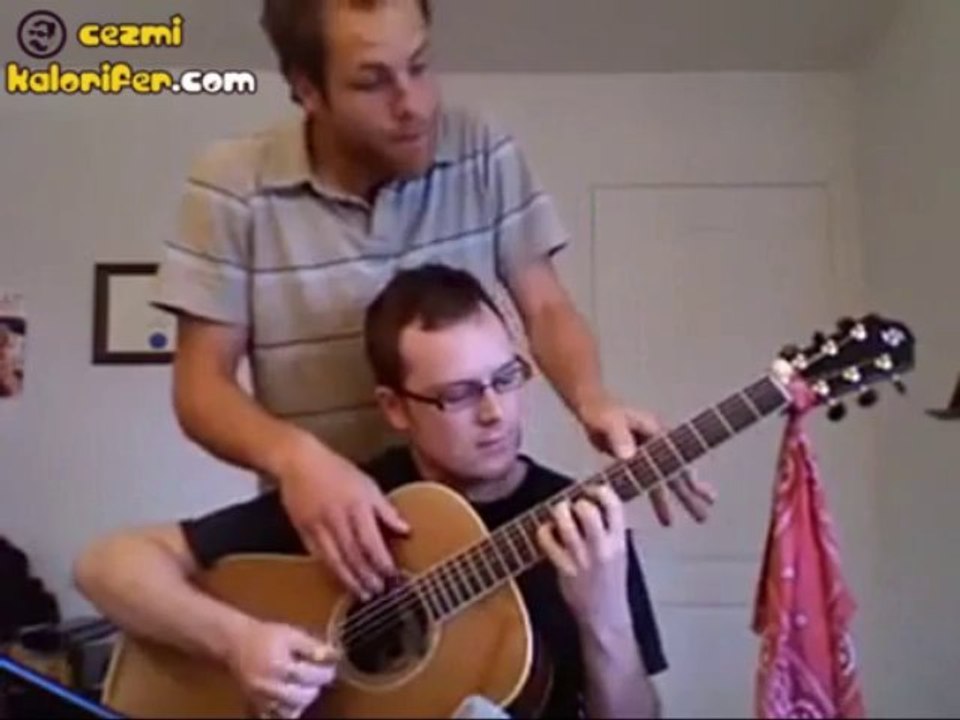 4 Elle Gitar Çalmak