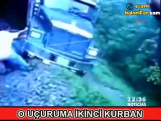 Aynı Uçurumdan 2 Araç Yuvarlandı