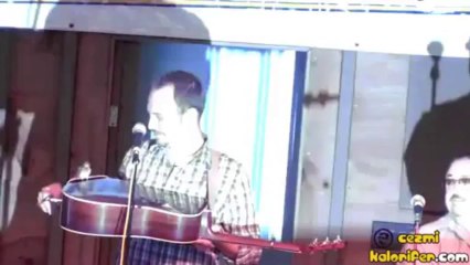 Konser Esnasında Gitara Konan Kuş