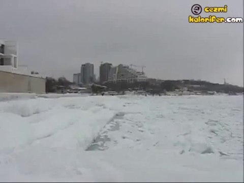 Donmuş Denizin Ürkütücü Sesi