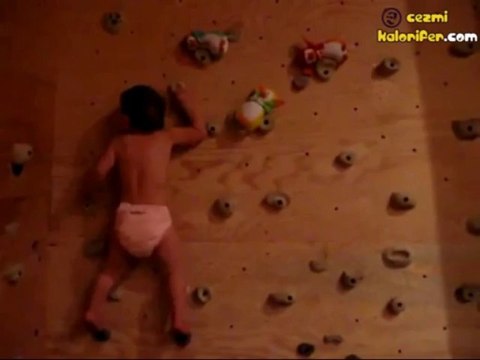 Düz Duvara Tırmanan Bebek (Düz Olmayadabilir)