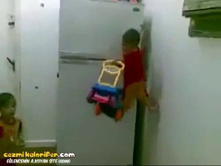 Oyuncak Arabasını Komşu Çocuğuna Vermemek İçin Örümcek Adama Dönüşen Velet