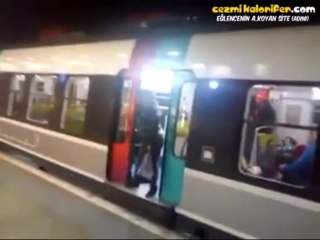 Metroyu Bekleten Kadına Tepki Göstermek - This Is Metro !!