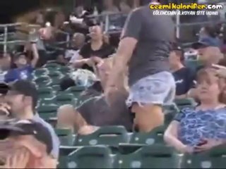 Öpücük Vermeyen Sevgiliye Dersini Vermek