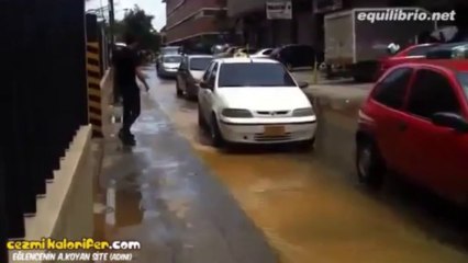 Sokaktaki Su Birkintisinden Geçmenin En Çakal Yolu