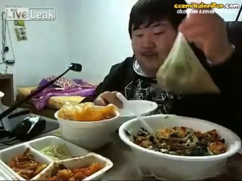 Yemek Yerken Kendinden Geçen Koreli