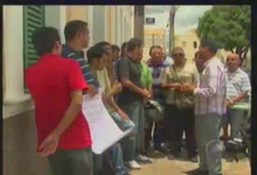 Ex-funcionários da Serrana protestam e cobram pagamento de salário