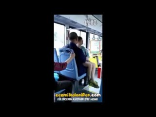 İlla Kucağa Oturmak İsteyen Kadın