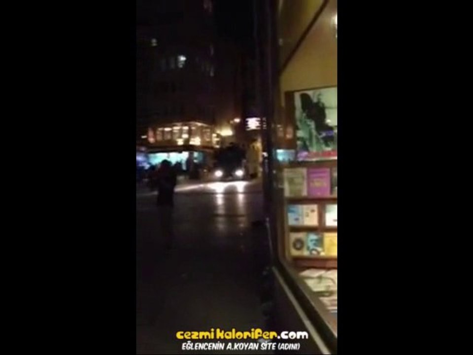 Taksimdeki Çıplak Eylemci