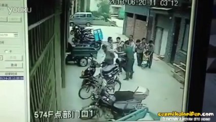 4. Kattan Düşen Çocuğu Havada Yakaladılar